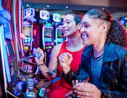 Giao diện chính của ứng dụng kqxs 3 mien trên điện thoại Android, với các danh mục thể thao, slot và casino trực tuyến